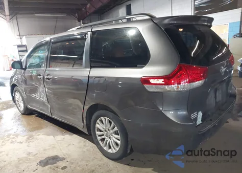 2012 Toyota Sienna Xle V6 8 Passenger z USA, uszkodzony, nr VIN 5TDYK3DC8CS278150